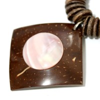 Colar Disco de Côco, Pedra Quartzo Rosa, Bambú e Pingente Madre Pérola